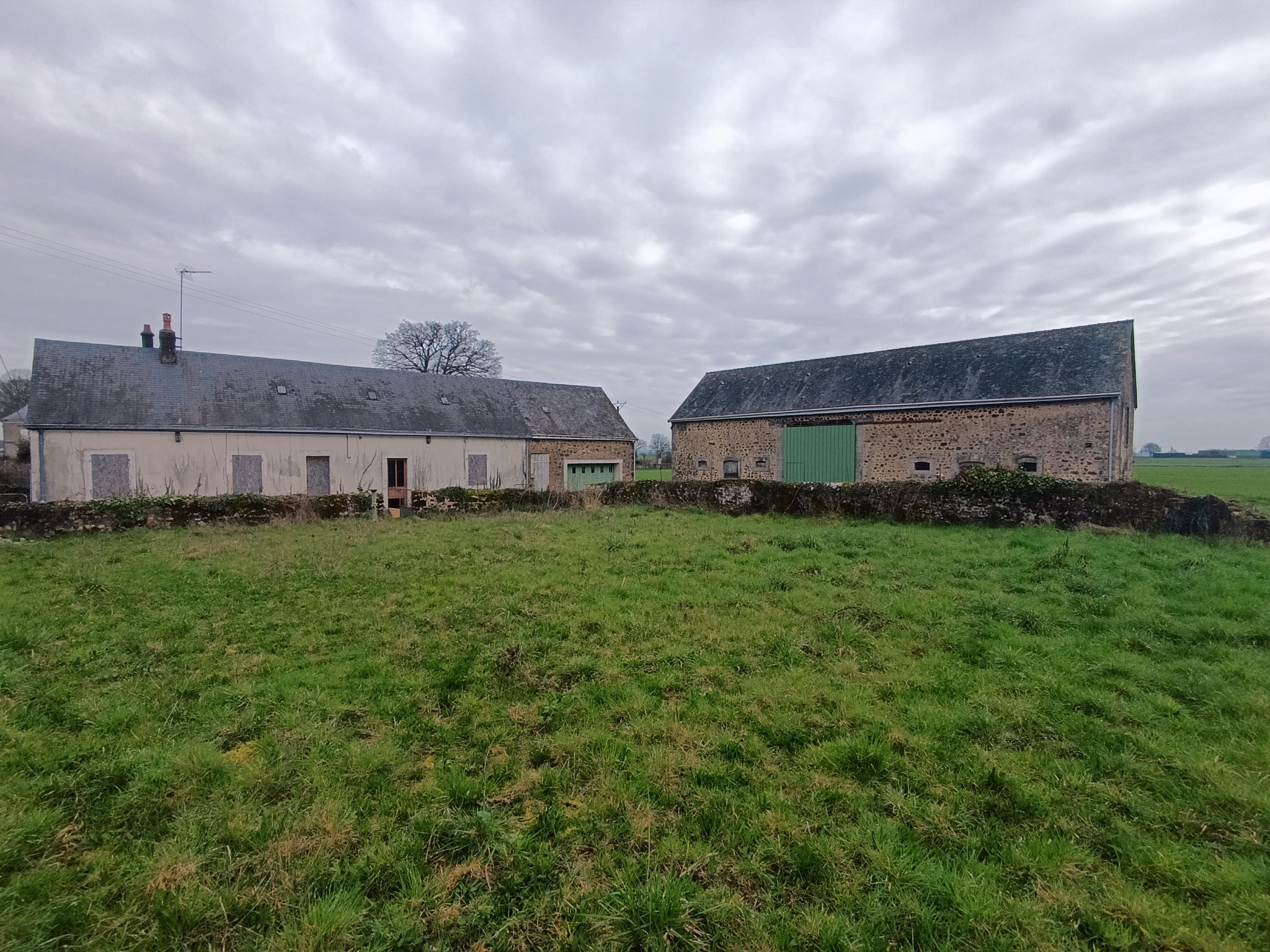 Maison à rénover avec + de 250 m2 de dépendances