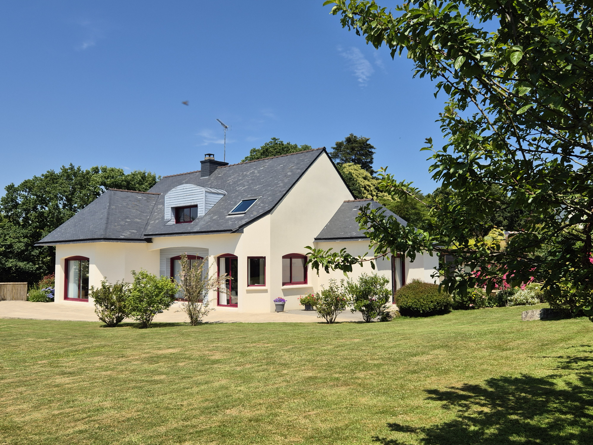 Maison contemporaine rare à Quintin Plain-pied avec jardin