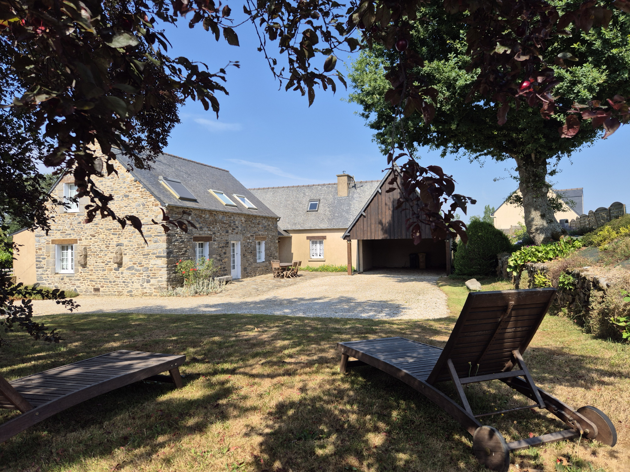 Maison en pierres sous ardoises -- 5 chambres, double garage