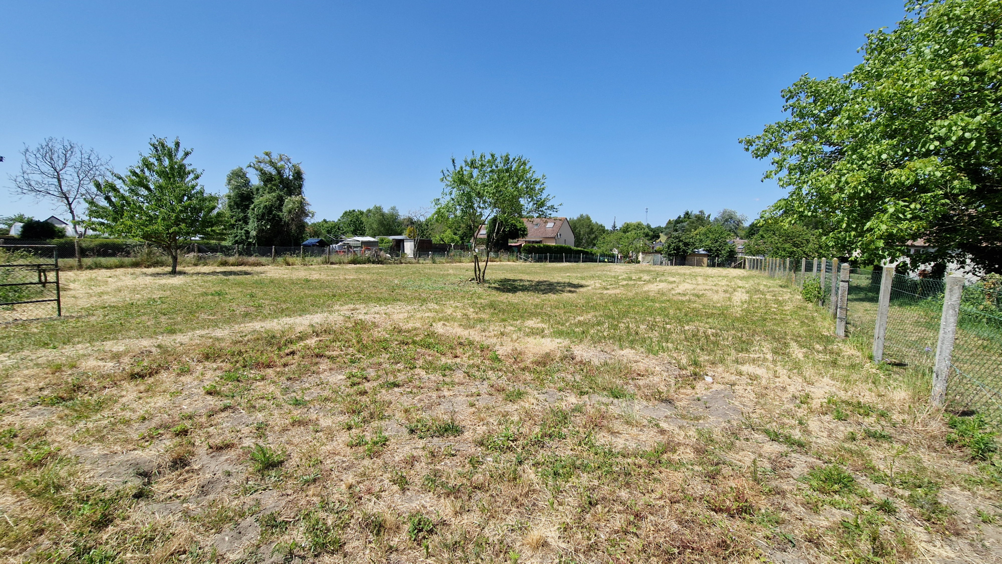 Terrain constructible 2 200 m2 Proche bourg et commodités