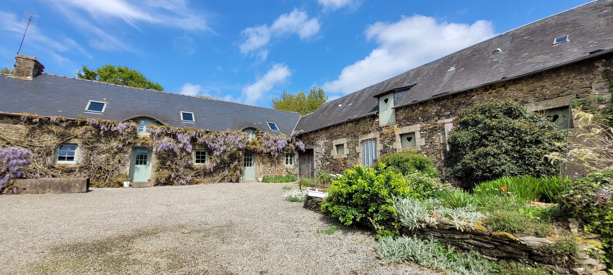 Charmant corps de ferme rénové avec gîtes, piscine et dépend