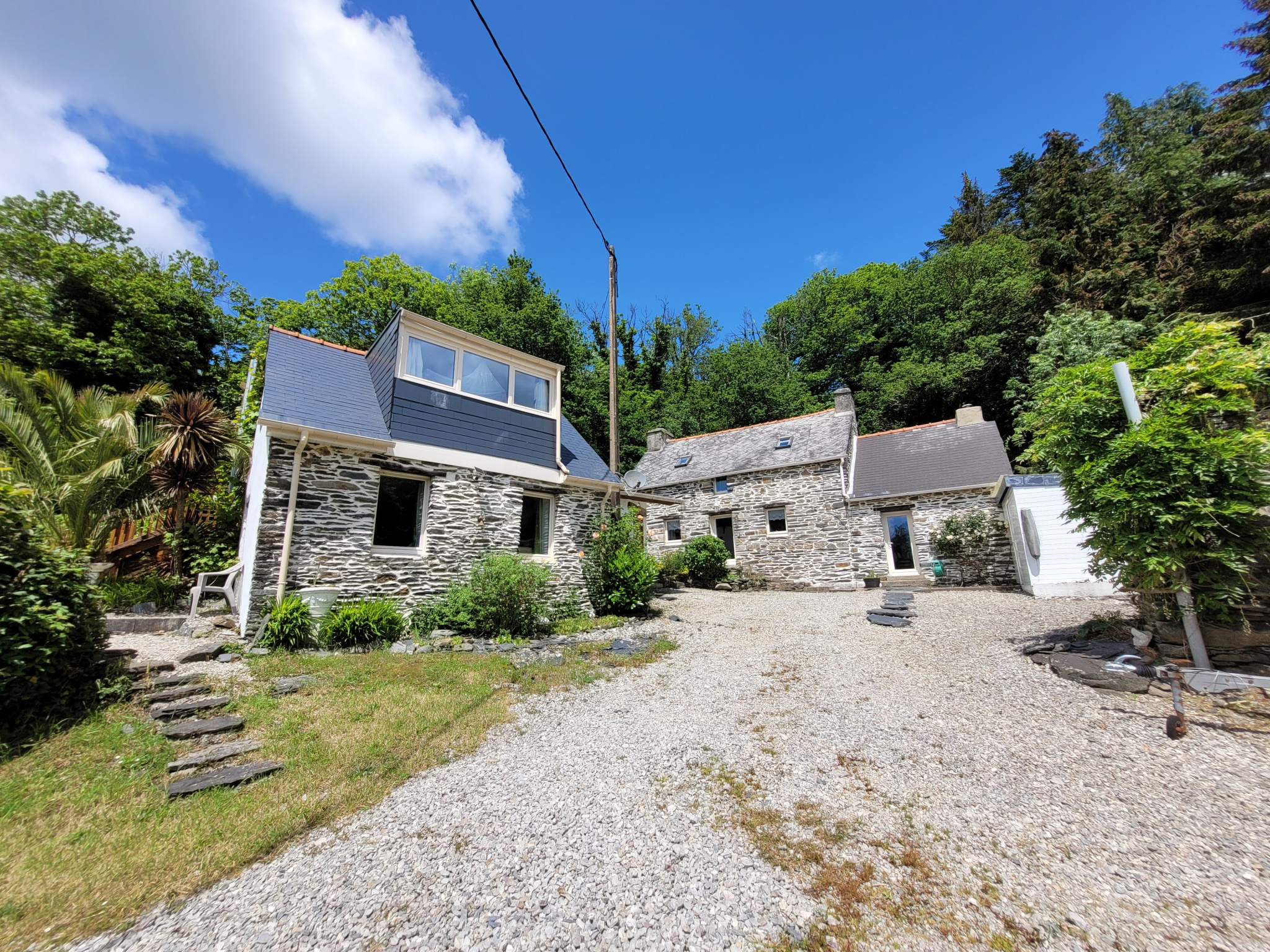 Charmante propriété en pierre avec deux maisons, dépendances
