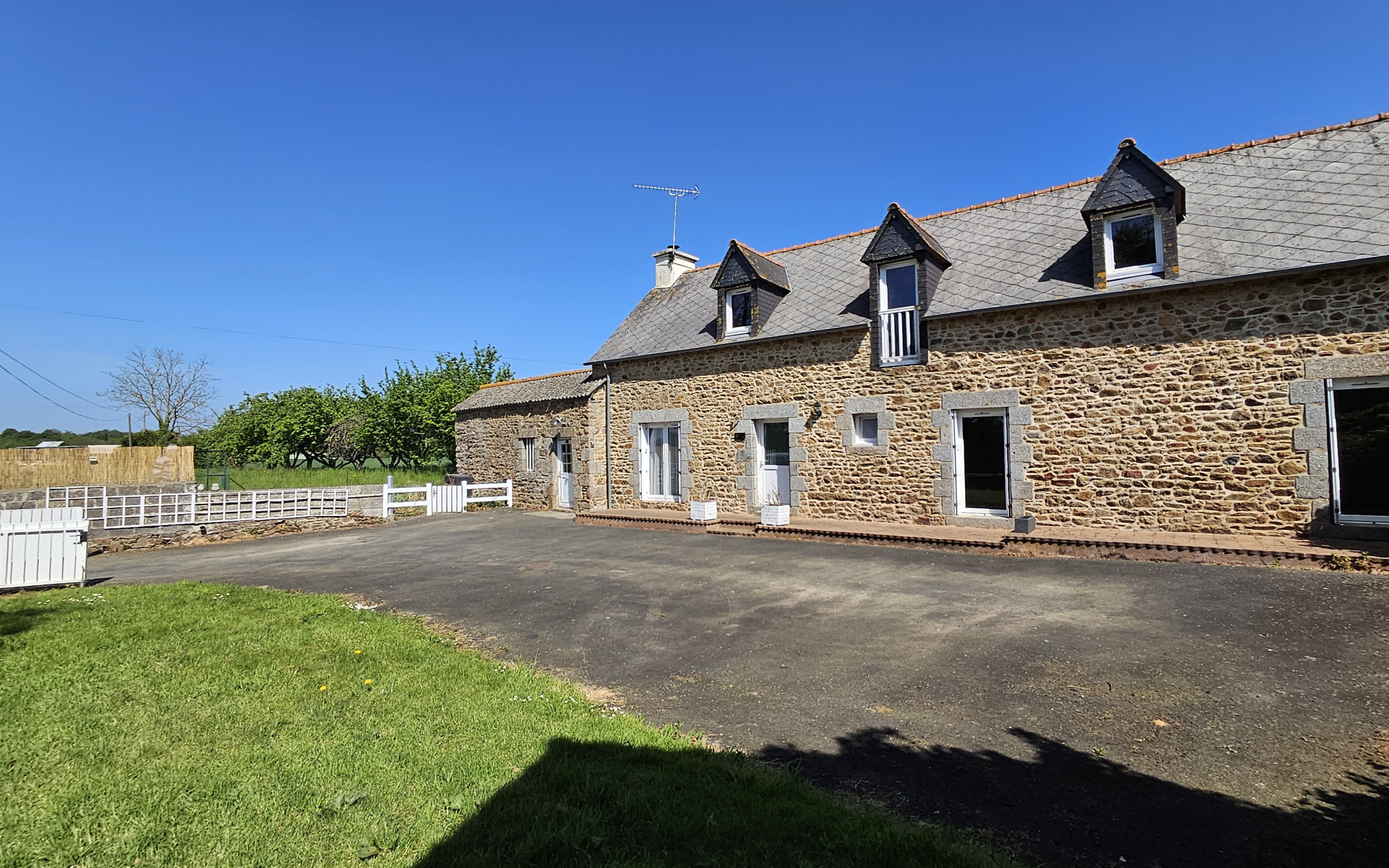Maison de campagne habitable immédiatement avec ses combles
