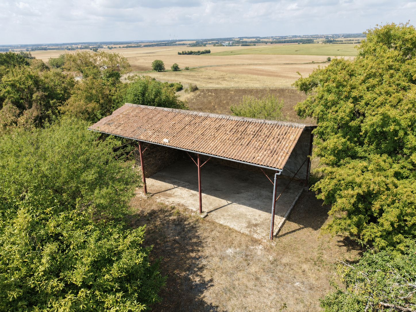 ? Hangar de 100 m2 sur 2 200 m2 de terrain à Tusson ?