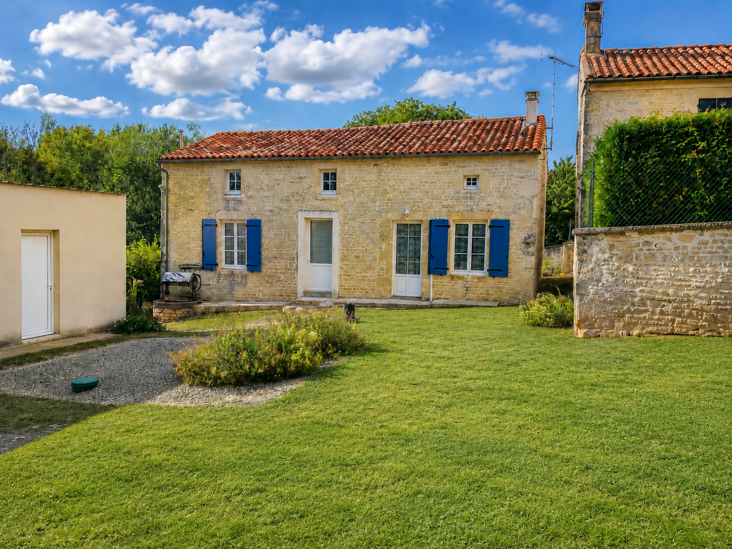 Maison en pierre avec jardin et garage