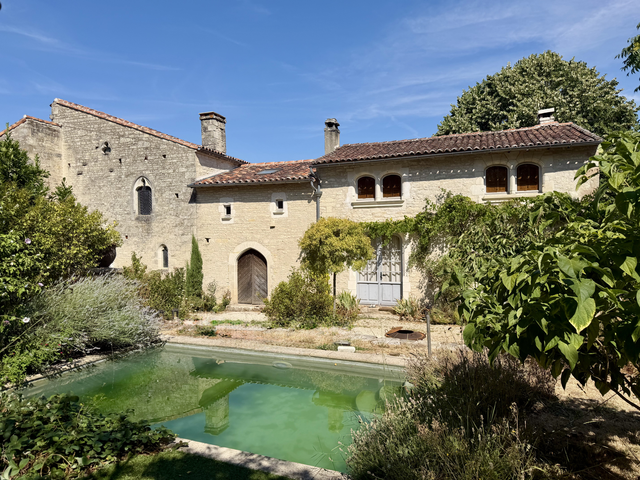 Propriété de caractère de 350 m2 avec gîtes -Tusson - 470 00
