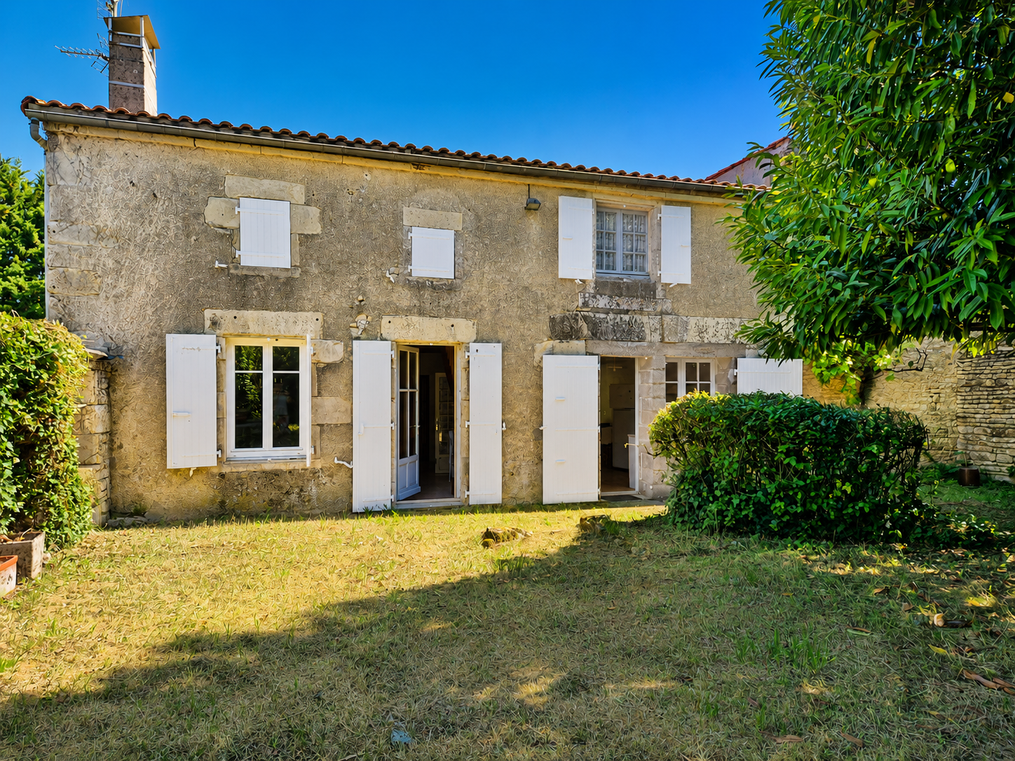 Maison familiale avec grand jardin à Bessé