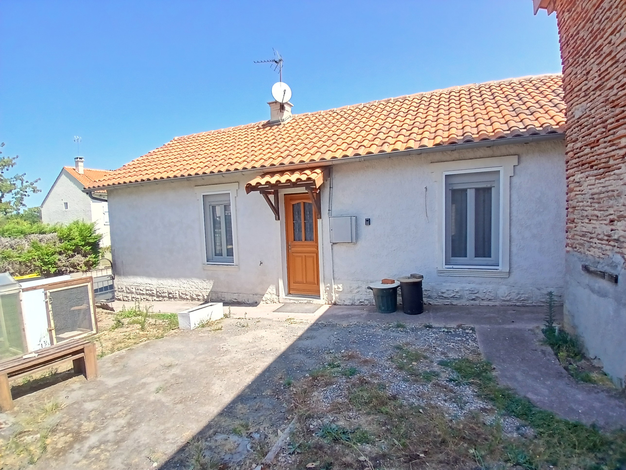 Petite maison de village avec cour et garage Ambernac