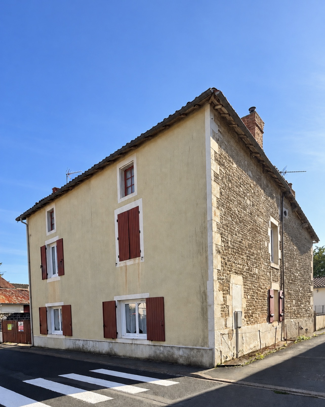 Sauze-Vaussais 201 m2 Property with Gîte and 128 m2 Garage