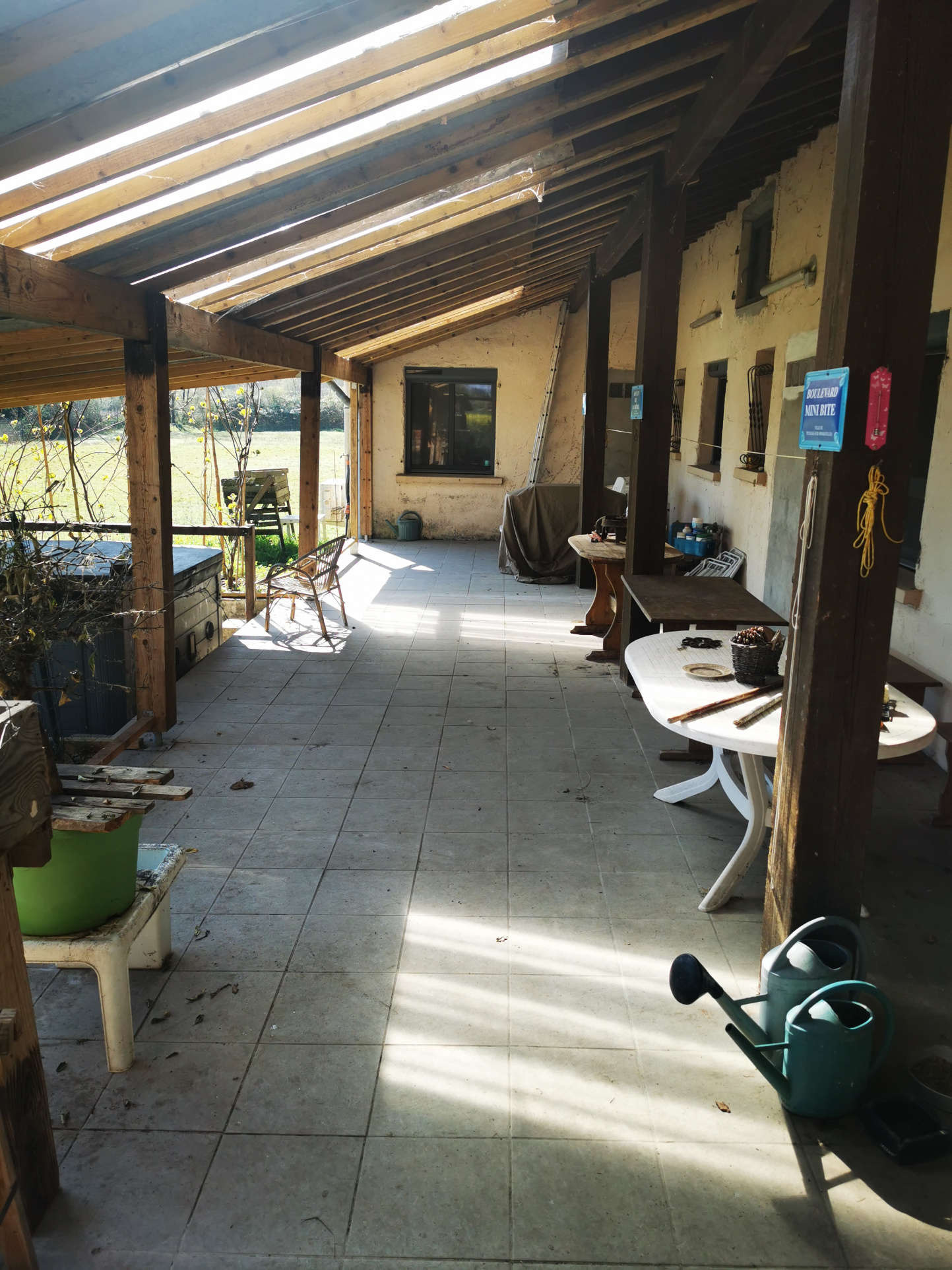 Grande terrasse sur l'arrière