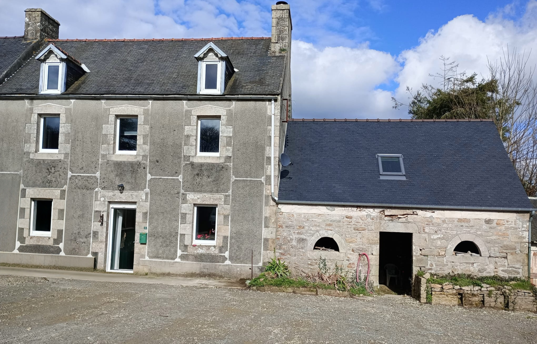 Maison en pierre avec dépendances sur 1 729 m2 de terrain