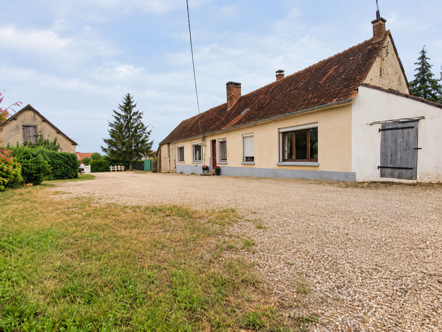 FERMETTE 111 m2 NOMBREUSES DÉPENDANCES TERRAIN 4 200 m2