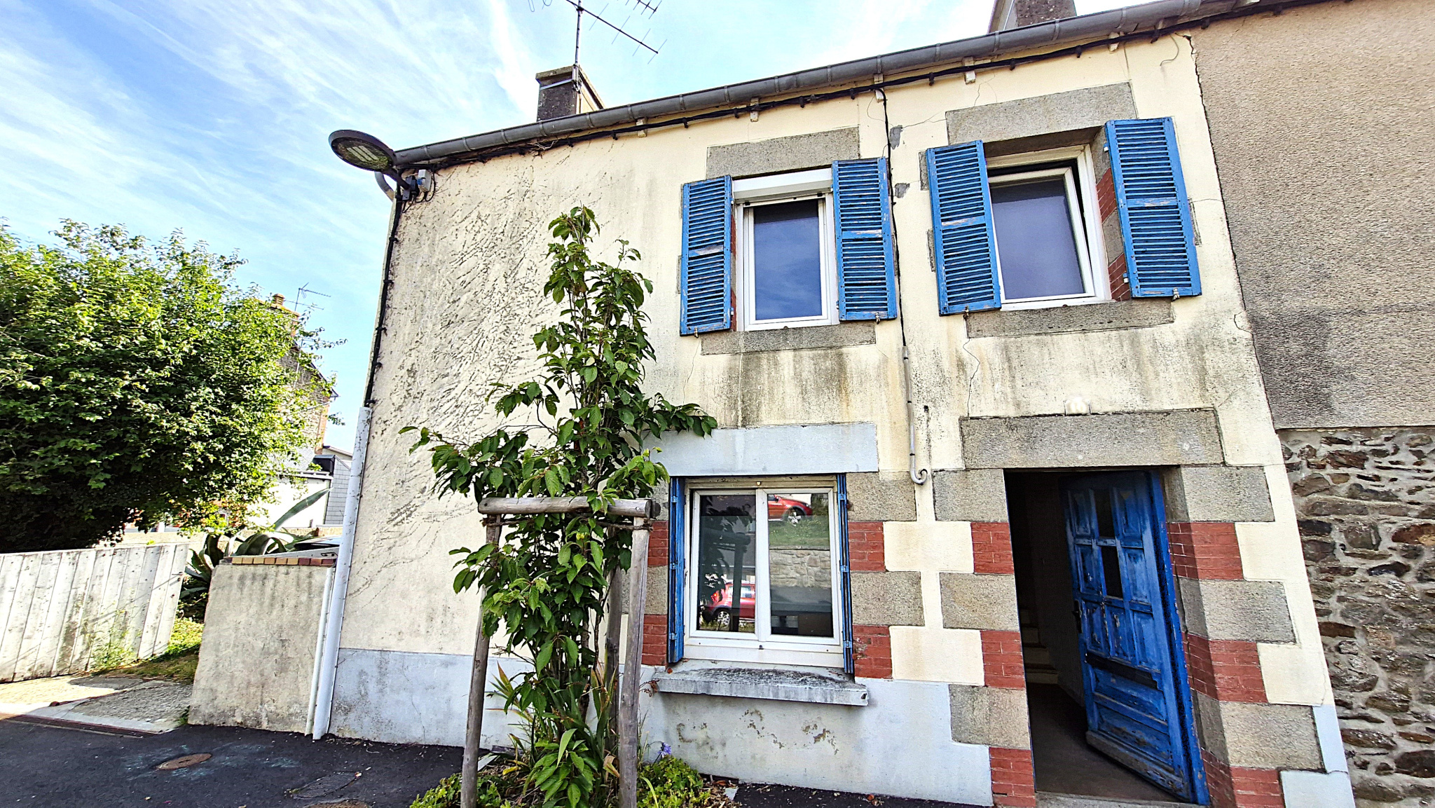 Maison de bourg en pierre avec jardin intime et stationnemen