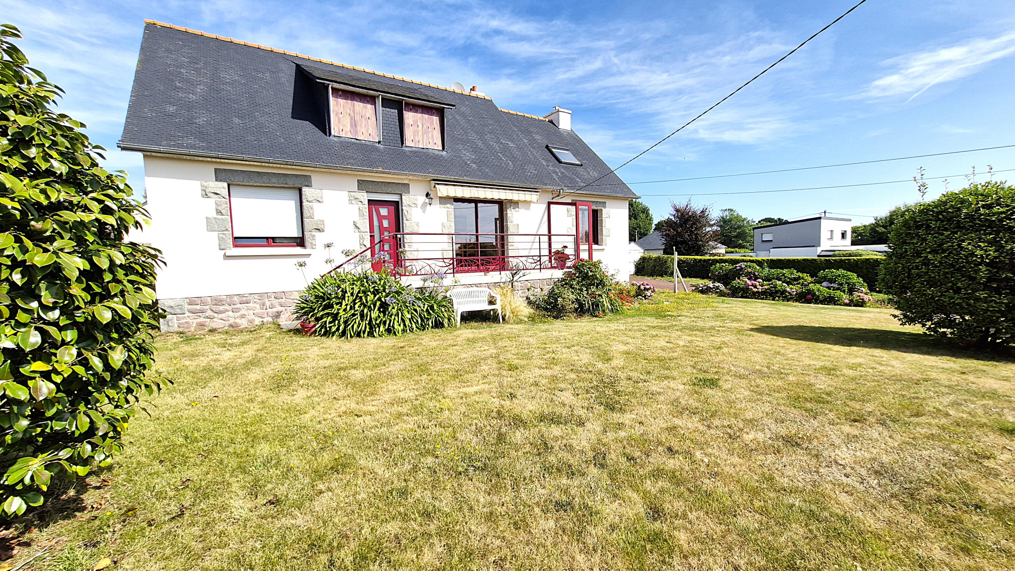 MAISON TRADITIONNELLE AVEC GARAGE ET BEAU JARDIN CLOS