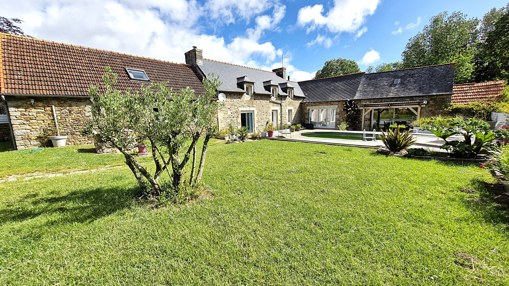 PROPRIETE MAGNIFIQUEMENT RENOVEE AVEC 1,8 HECTARES