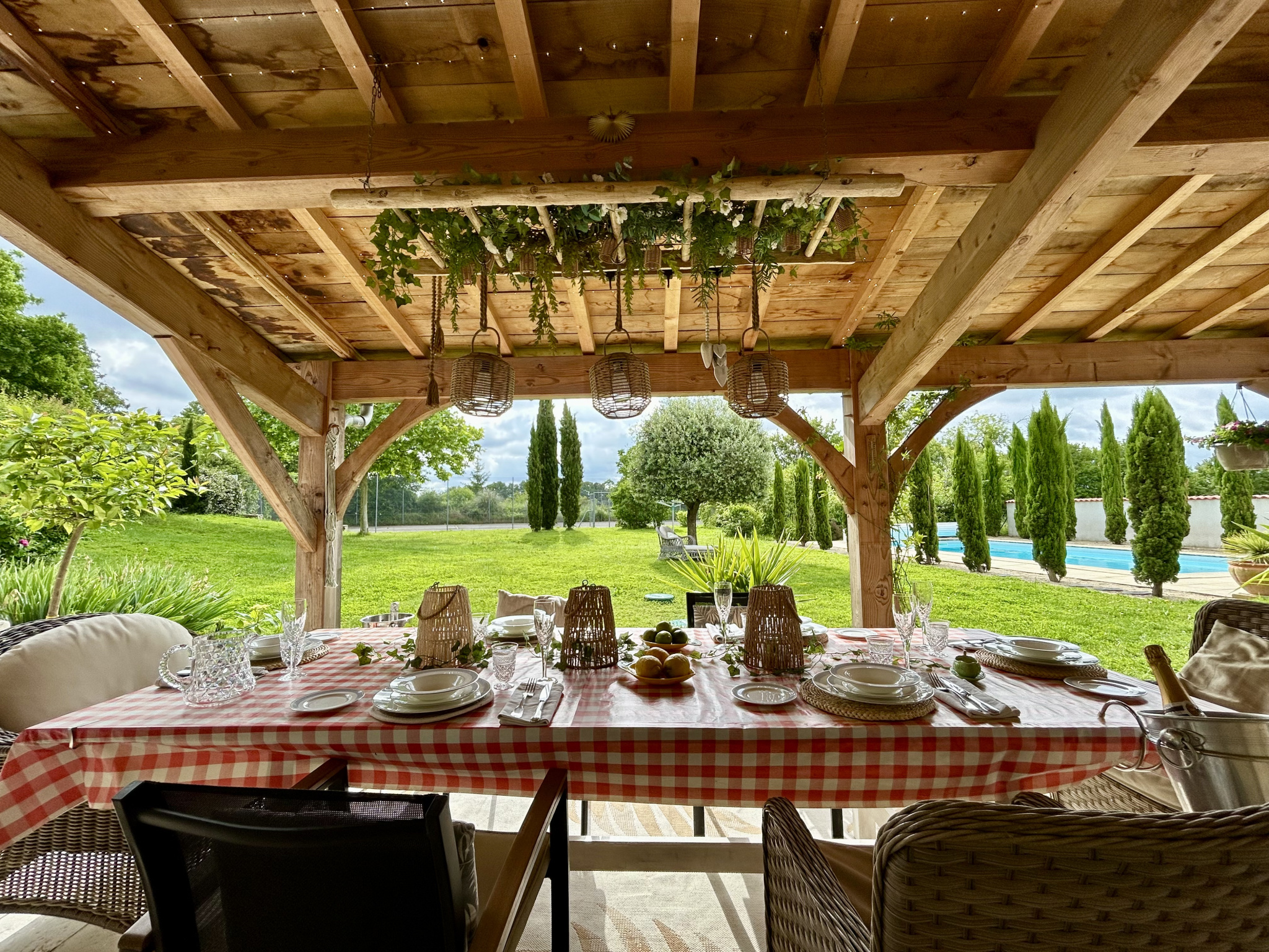 Élégant Corps de ferme de 4 Chambres avec Piscine et Court d