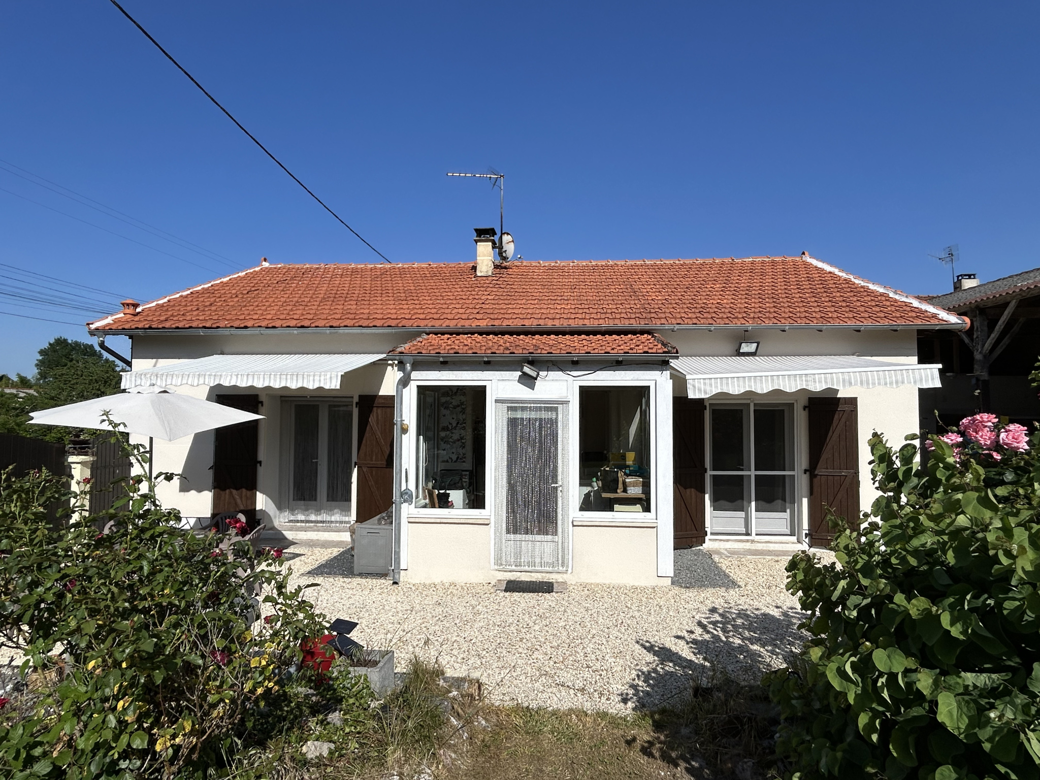 Pavillon de plain-pied avec grange en pierre et hangar à Cha