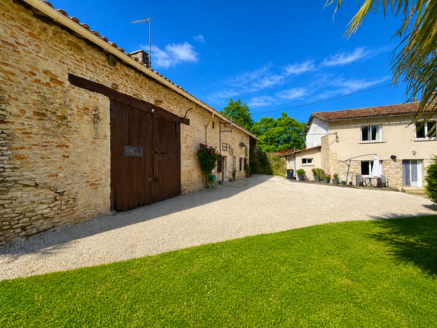 Propriété de Caractère avec Gîte, 6 chambres et Grange à Rén