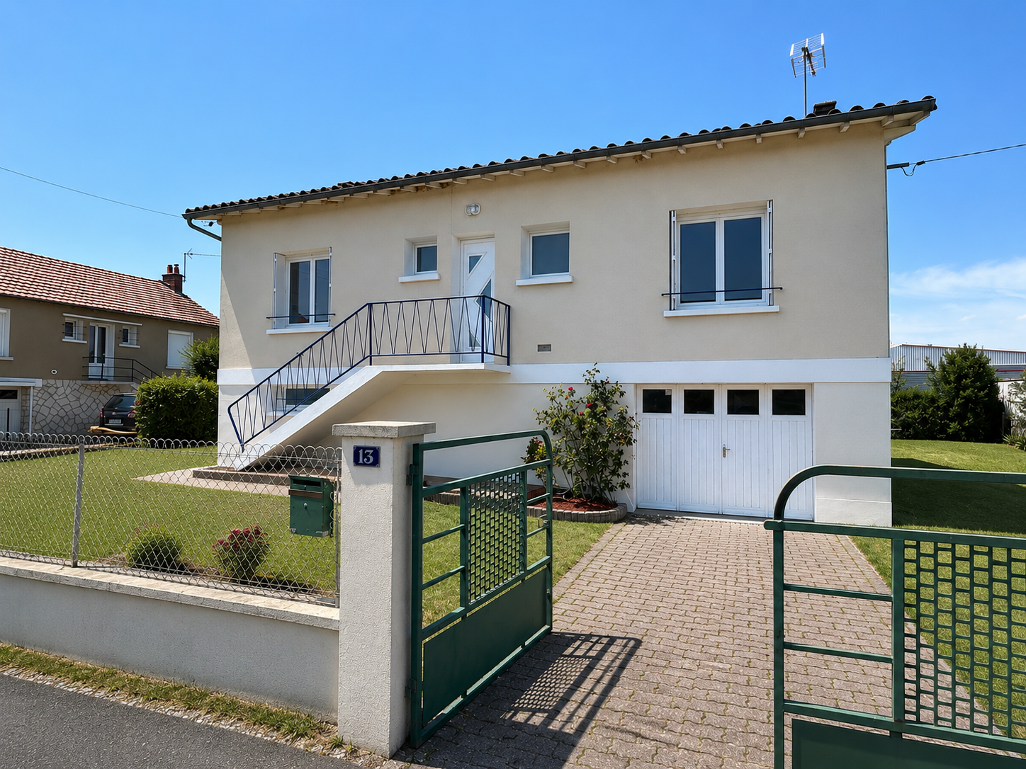 Maison avec garage et atelier à St-Pierre-d'Exideuil, proche