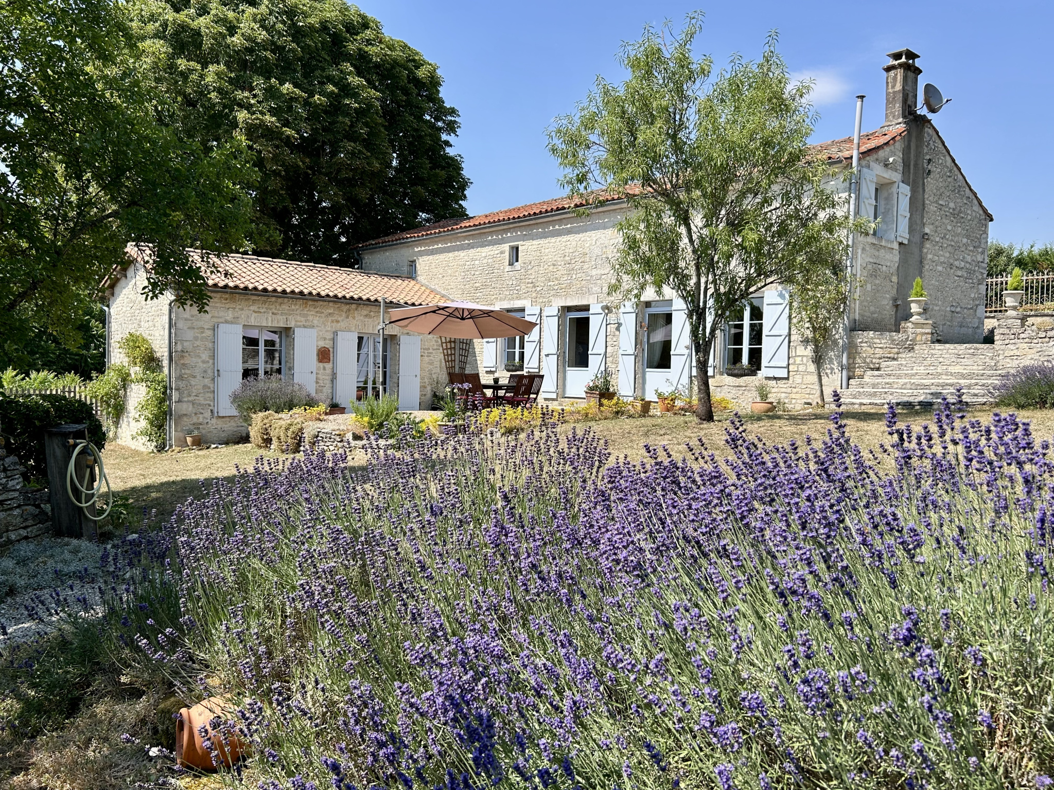 Élégante Demeure de Caractère avec Jardin et Dépendances