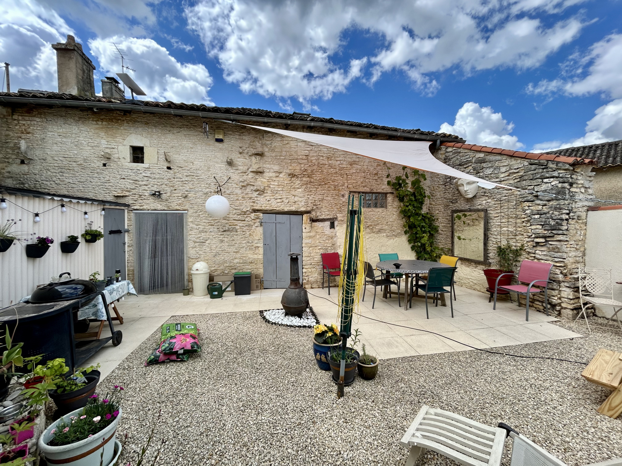Maison de Village Rénovée de 4 Chambres avec Appartement Ind