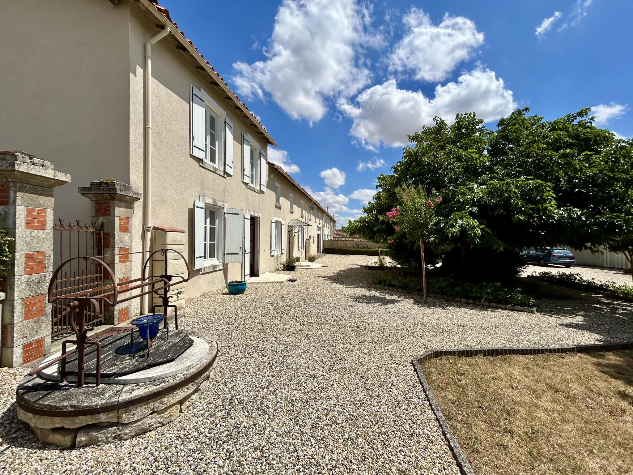 Maison de caractère 7 chambres 338m2, piscine et garages 70m