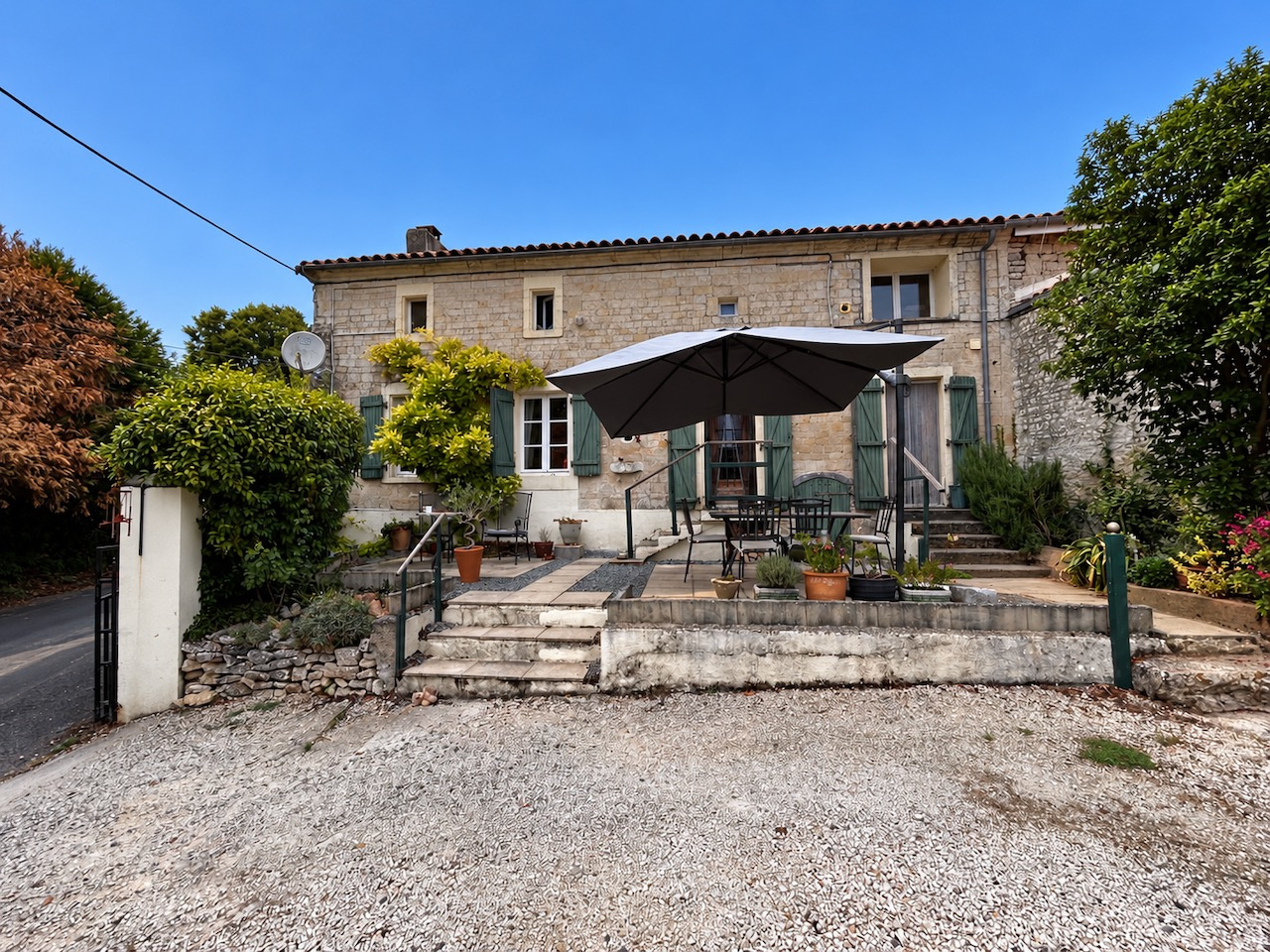 Maison en pierre, 3 chambres, gîte, piscine et jardin