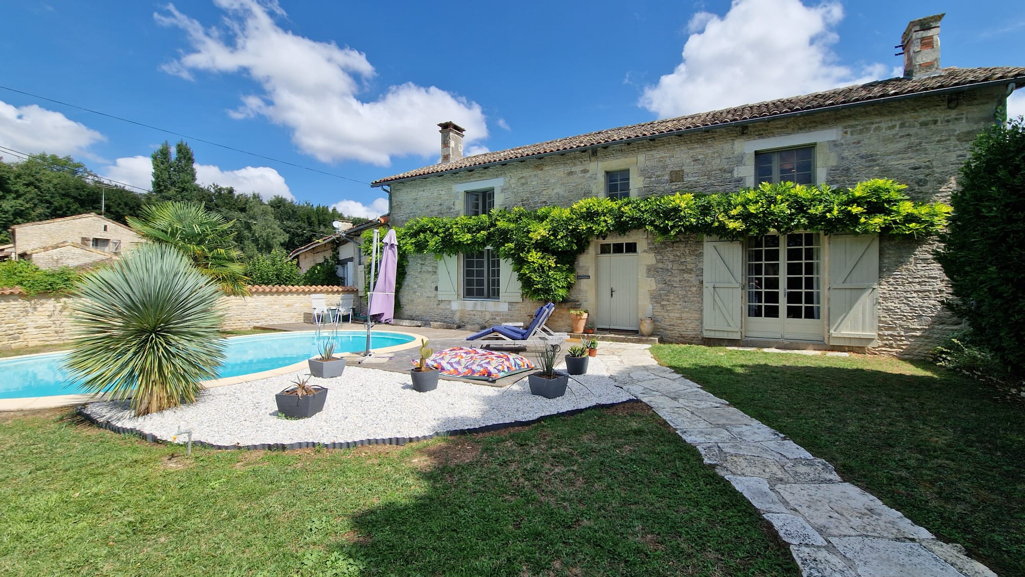 Authentique corps de ferme en pierre piscine et double garag