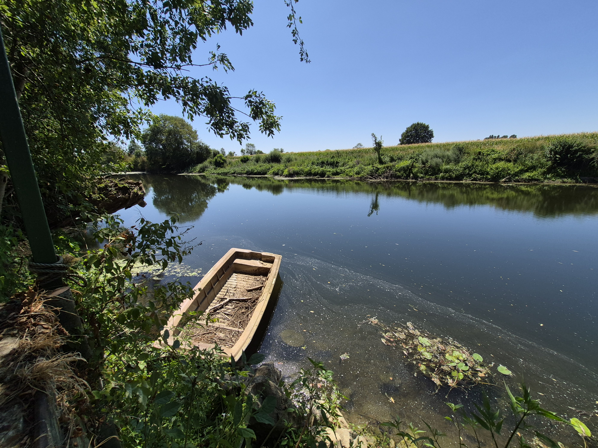 Terrain loisirs, riviière avec eau/abri/pêche et pétanque